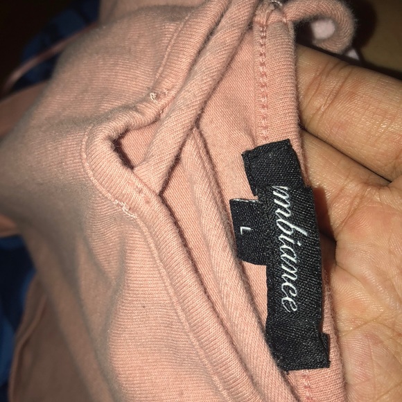 A pink crop top - Picture 3 of 3